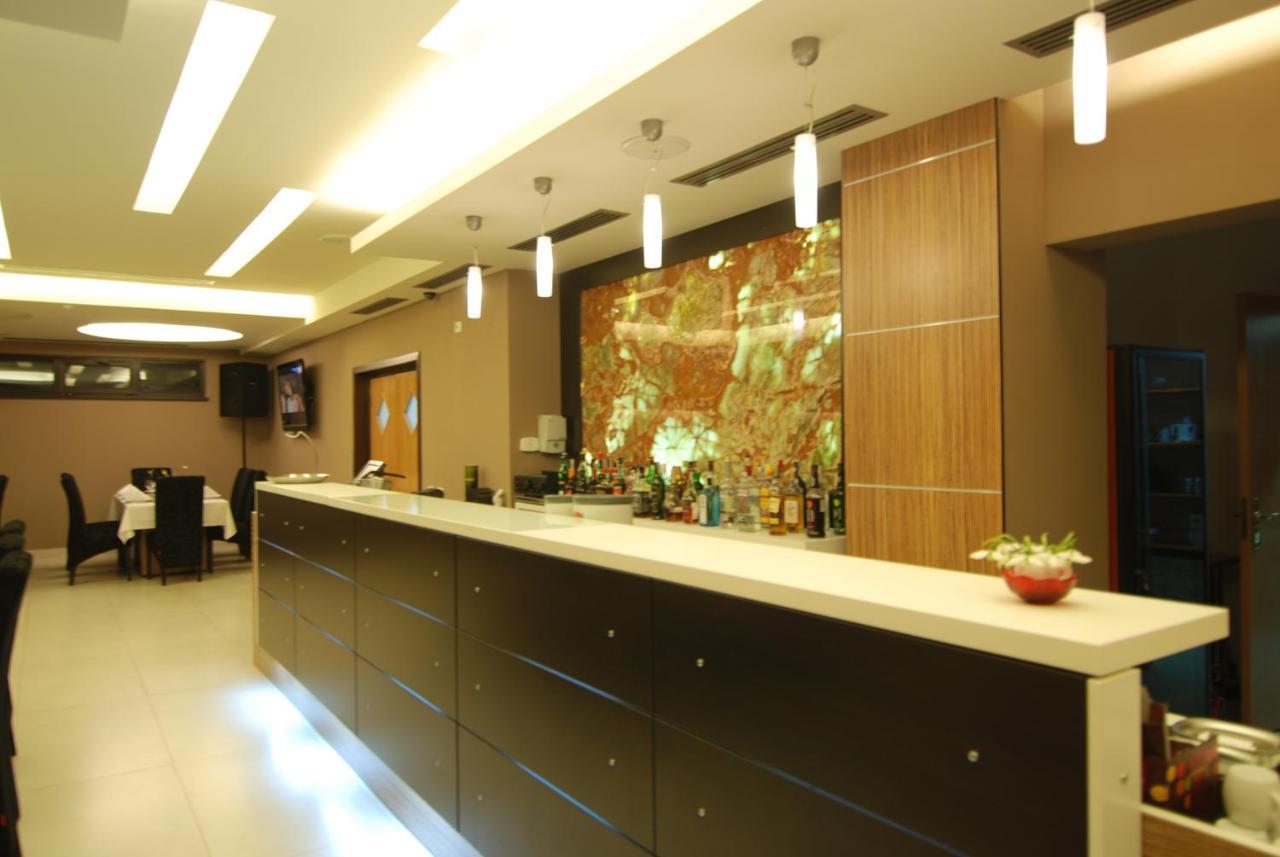 Hotel Ave Lux Sacele Exterior photo