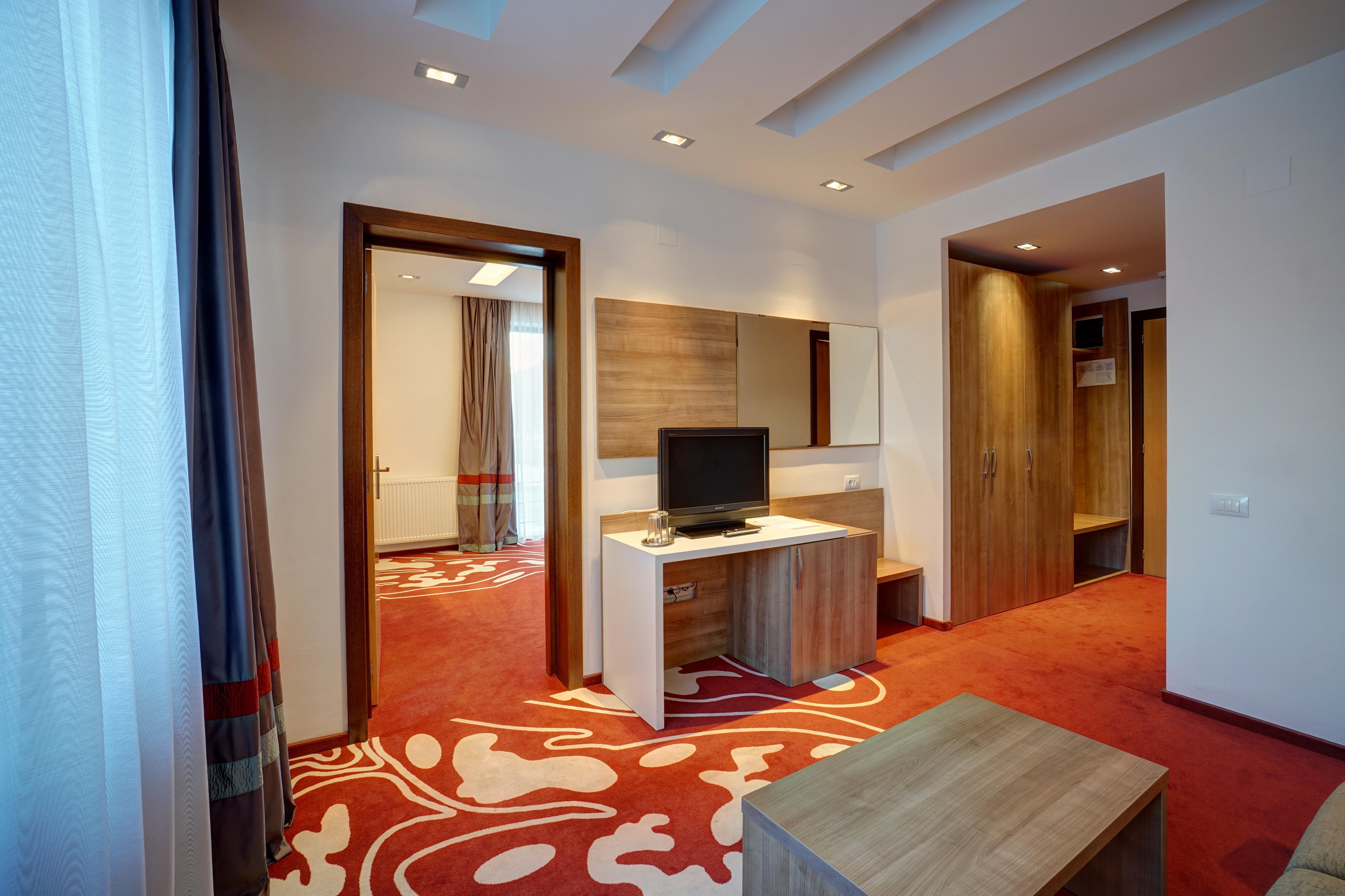 Hotel Ave Lux Sacele Exterior photo